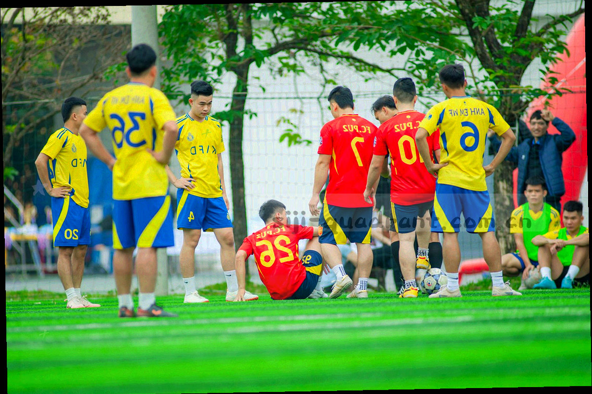夜间看台灯光与球迷助威的剪影，画面色调偏暗