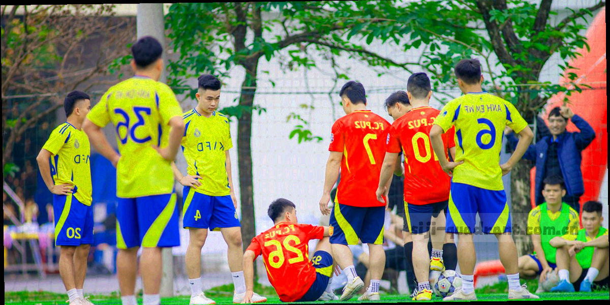 四季色数据流纹理与坐标网格交叠形成的抽象画面